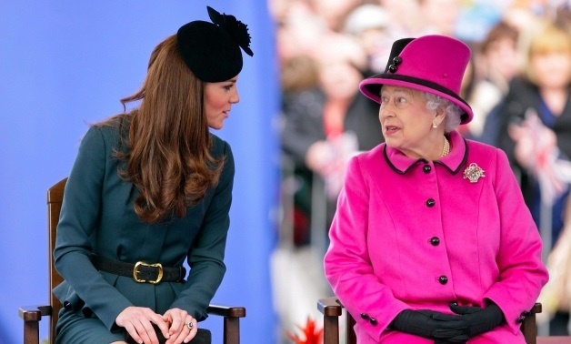 منوعات تعرف على سر علاقة ألوان ملابس ملكة بريطانيا بآرائها السياسية Life In The Uk