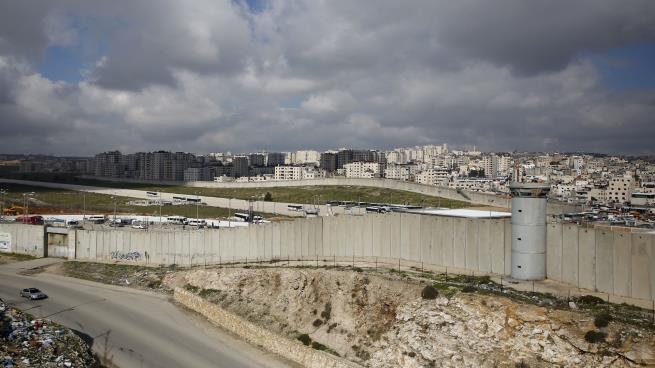 اسرائيل تواصل بناء الجدار الحدودي مع لبنان سواليف