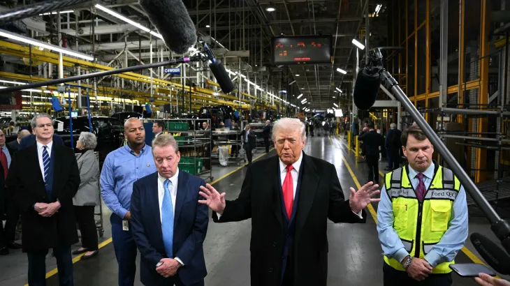 ترامب يوجه إشارة بذيئة لعامل في مصنع